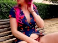 Chica cachonda se masturba en un banco de un parque publico hasta tener un squirt