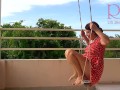 Ama de casa linda se divierte sin bragas en el columpio Puta se balancea y muestra su coño perfecto