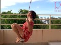 Ama de casa linda se divierte sin bragas en el columpio Puta se balancea y muestra su coño perfecto