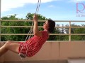 Ama de casa linda se divierte sin bragas en el columpio Puta se balancea y muestra su coño perfecto
