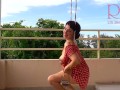 Ama de casa linda se divierte sin bragas en el columpio Puta se balancea y muestra su coño perfecto