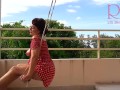 Ama de casa linda se divierte sin bragas en el columpio Puta se balancea y muestra su coño perfecto