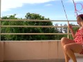 Ama de casa linda se divierte sin bragas en el columpio Puta se balancea y muestra su coño perfecto