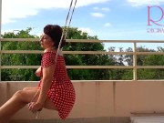 Ama de casa linda se divierte sin bragas en el columpio Puta se balancea y muestra su coño perfecto