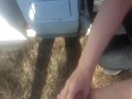 ПОДРУГА ЖЕНЫ НЕЖНО СОСЕТ НА ПРИРОДЕ
