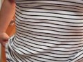 Probando ropa en el centro comercial