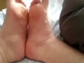 Артем сам себе дрочит ногами лижет ноги self suck autofellatio self footjob