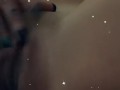 Je me masturbe devant toi en gros plan, comme si tu y étais