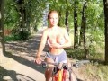 Велосипедистка показала сиськи прямо на дороге!!!!
