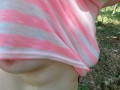 Titten schlagen im Wald