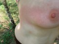 Titten schlagen im Wald