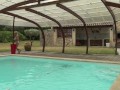 Je baise la mère de mon meilleur ami à la piscine et son voisin nous surprend