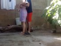 Besos y mamada con mi vieja en el patio de la casa, sin miedo a que nos vean los vecinos