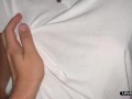 Она дрочила мой член, пока он не взорвался спермой у нее в руках