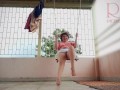 Casalinga depravata che oscilla senza mutandine su un'altalena VIDEO COMPLETO
