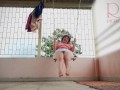 Casalinga depravata che oscilla senza mutandine su un'altalena VIDEO COMPLETO