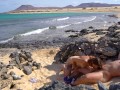 SCOPATE SULLA SPIAGGIA - July esibizionista si masturba e prende il cazzo di Nik davanti a tutti