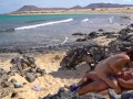 SCOPATE SULLA SPIAGGIA - July esibizionista si masturba e prende il cazzo di Nik davanti a tutti
