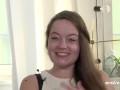 Mable rubbelt ihre Klit in Ekstase