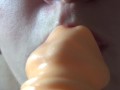 Шлюха сосет вибратор