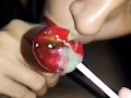 mi me chupa la verga mientras se come un chupete que puta es