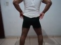 Striptease amador, homem peludo com seu grande pau
