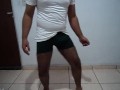 Striptease amador, homem peludo com seu grande pau