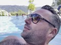 Pipe et cigarette dans la piscine