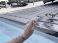 Pipe et cigarette dans la piscine