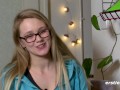 Exhibitionistin Holly wagt Masturbations-Dreh im Hausflur