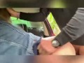 (sexe public risqué amateur) Levrette en voiture au bord de la route