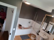 Je me touche dans le bain