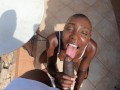 Afrikanische Pussy mit Glatze doggy von Riesenschwanz gefickt & voll in den Mund gespritzt