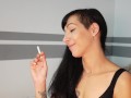Geiles Babe in den Arsch gefickt während sie raucht und bekommt Sperma ins Gesicht
