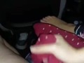 Padrona masturba lo schiavo con calzini rossi e poi li indossa (Onlyfans: Mistress Darkshine)