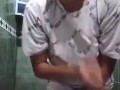 yuli cantando en la ducha