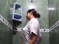 yuli cantando en la ducha