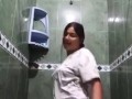 yuli cantando en la ducha