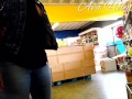 MILF exhibe ses seins dans un magasin