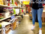 MILF exhibe ses seins dans un magasin