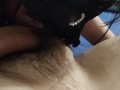 Mia moglie lo mette in bocca per farlo diventare duro. Pompino veloce prima della scopata serale