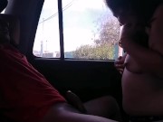 Milf Culona Blanca de Tetas Pequeñas Naturales Gimiendo Rico en el Auto