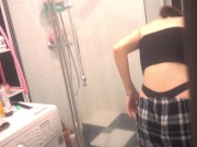 Симпатичная в ванной - слюнявый минет, сперма на сиськах