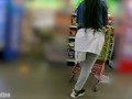 culona en supermercado en leggings transparentes bragas color rosa