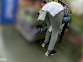 culona en supermercado en leggings transparentes bragas color rosa