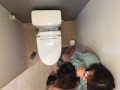 おしっこしてる時に19歳彼女が後ろから抱きついてきてそのままトイレの中でネチョネチョSEX開始。【素人】