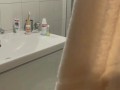 Mon jeune me surprend sous la douche puis m'arrose de son jus - Holiday 2 EP 2/6