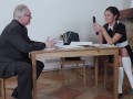 Versauter Deutschunterricht.Studentin Cindy Shine verführt alten Professor und schluckt den Saft.