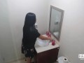 Padrastro descubre a su hijastra en el baño follando