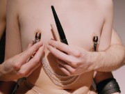 (ASMR brushing) Me hace cosquillas sexuales con pinzas en mis pequeñas tetas | 4K